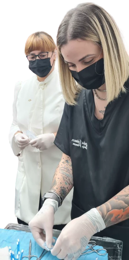  imagem da doutora adriana ensinando aluna