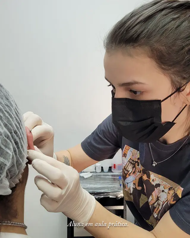 Imagem de aluna executando a aula prática dew piercing