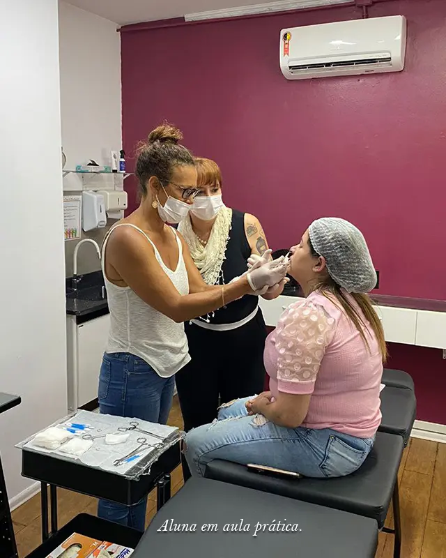 Imagem de aluna executando a aula prática dew piercing